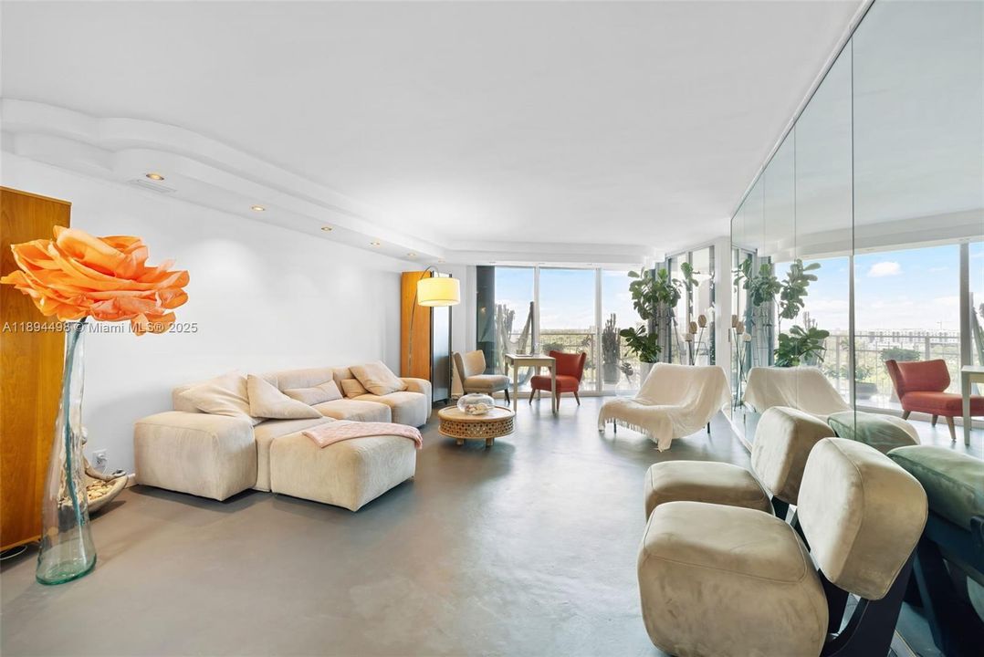 For Sale: $349,000 (2 beds, 2 baths, 1164 Square Feet)