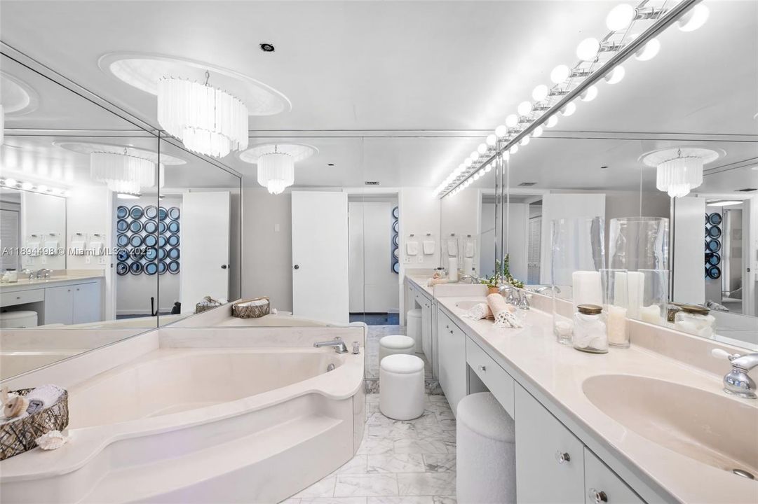 For Sale: $349,000 (2 beds, 2 baths, 1164 Square Feet)