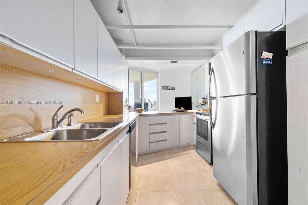 For Sale: $349,000 (2 beds, 2 baths, 1164 Square Feet)