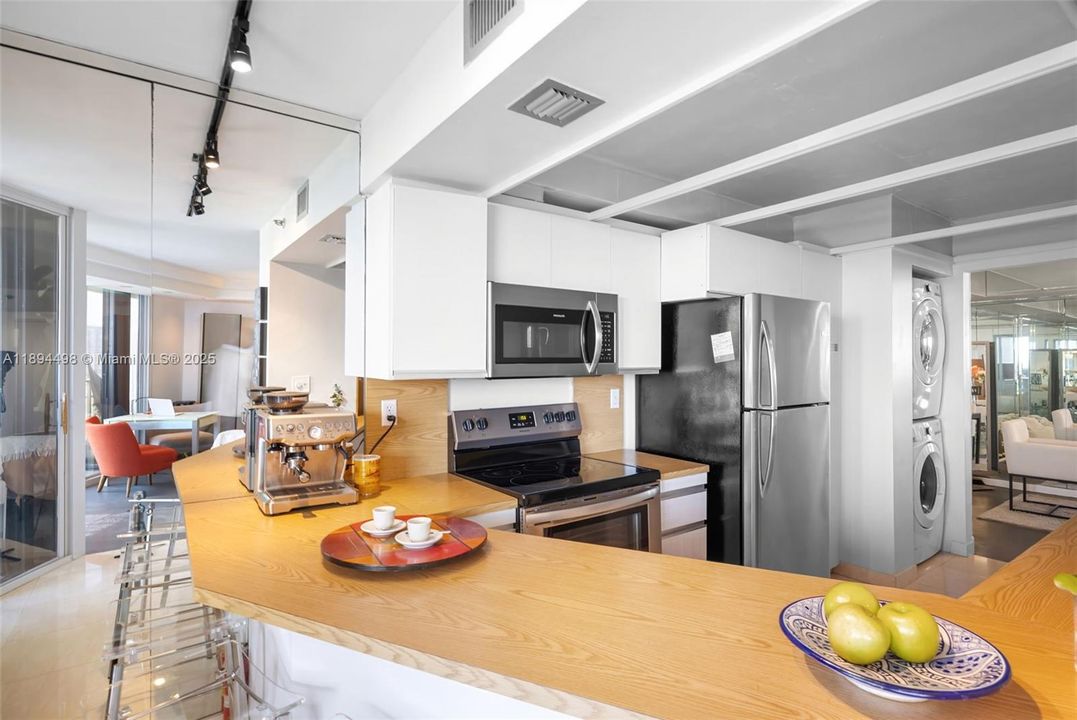 For Sale: $349,000 (2 beds, 2 baths, 1164 Square Feet)