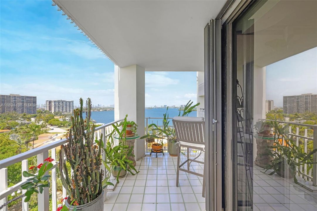 For Sale: $349,000 (2 beds, 2 baths, 1164 Square Feet)