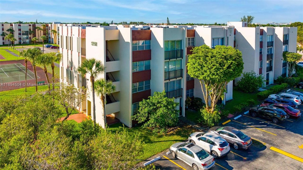 合同活跃: $219,999 (1 贝兹, 1 浴室, 776 平方英尺)