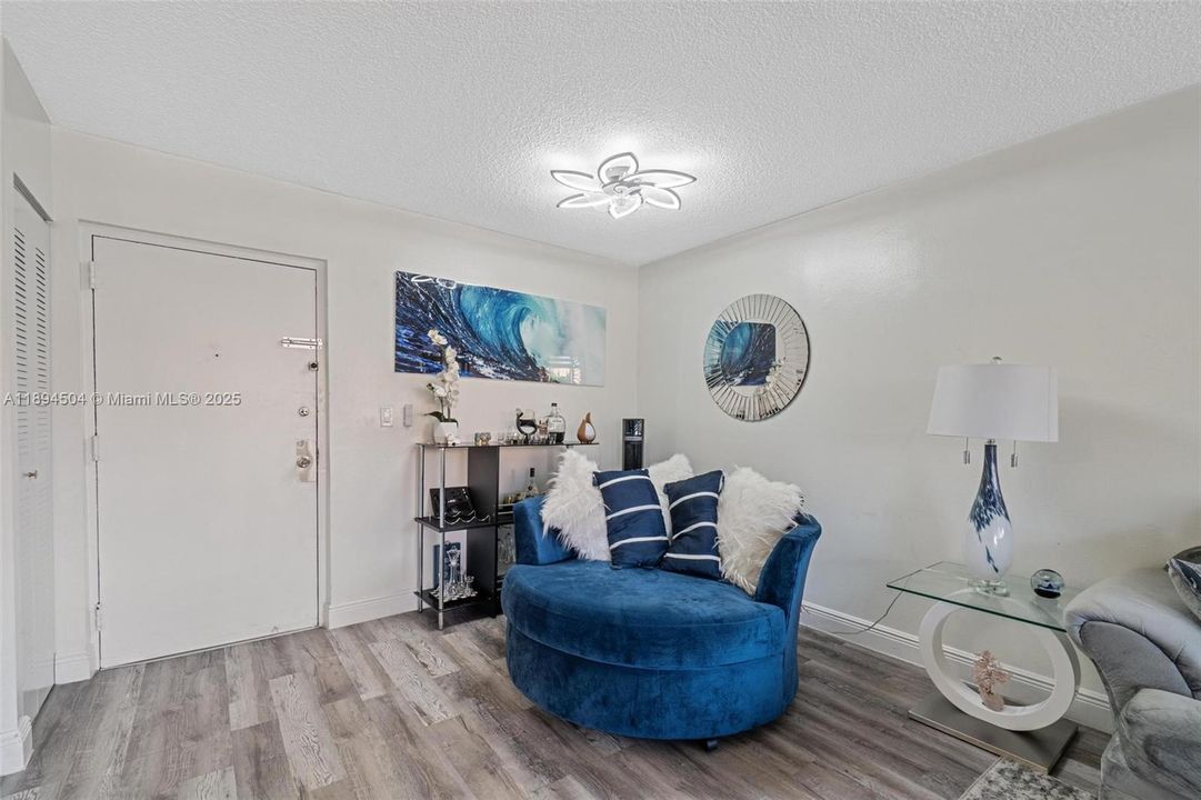 合同活跃: $219,999 (1 贝兹, 1 浴室, 776 平方英尺)