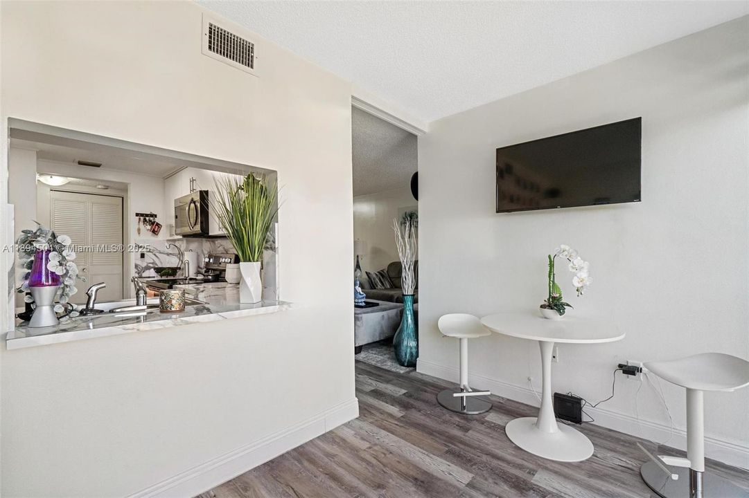 合同活跃: $219,999 (1 贝兹, 1 浴室, 776 平方英尺)