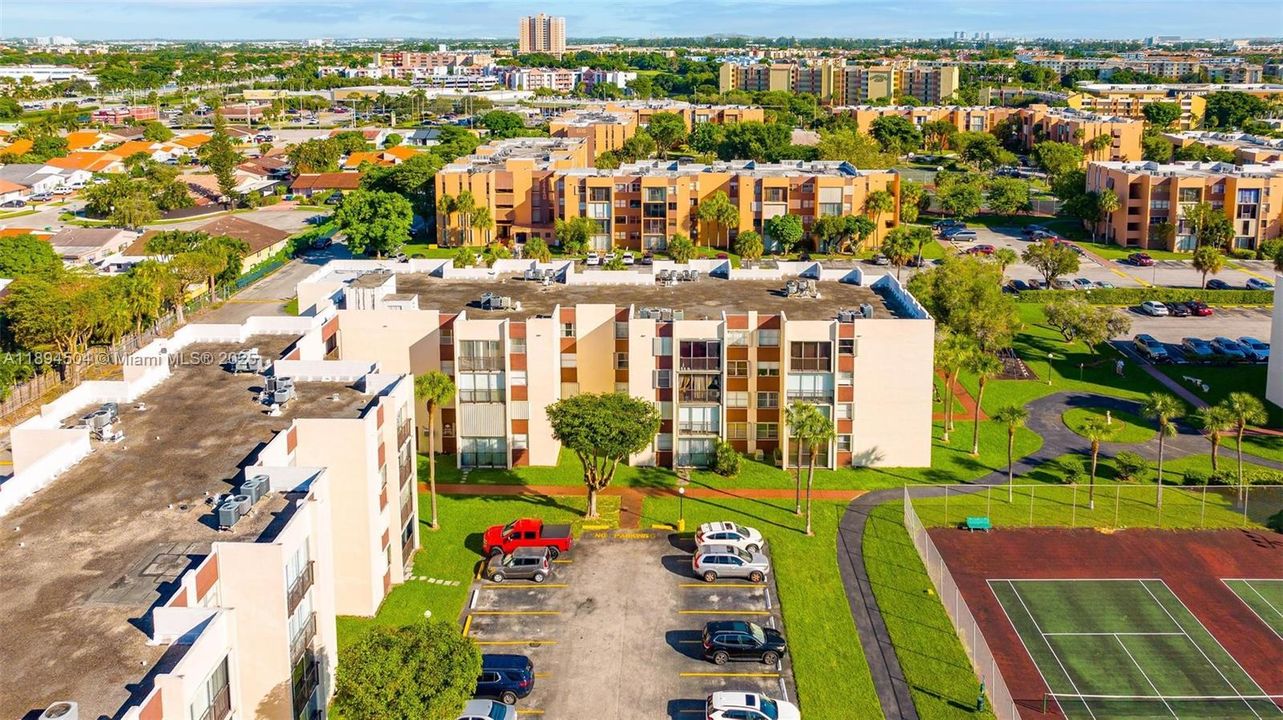 合同活跃: $219,999 (1 贝兹, 1 浴室, 776 平方英尺)