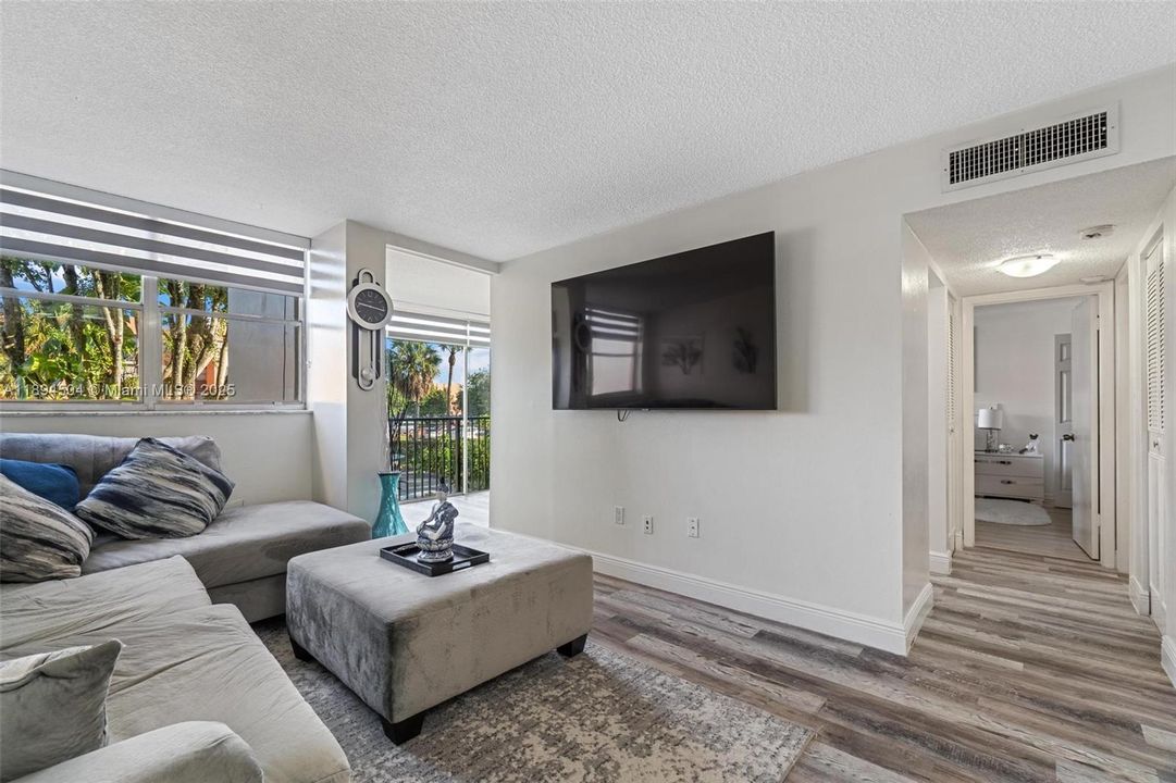 合同活跃: $219,999 (1 贝兹, 1 浴室, 776 平方英尺)