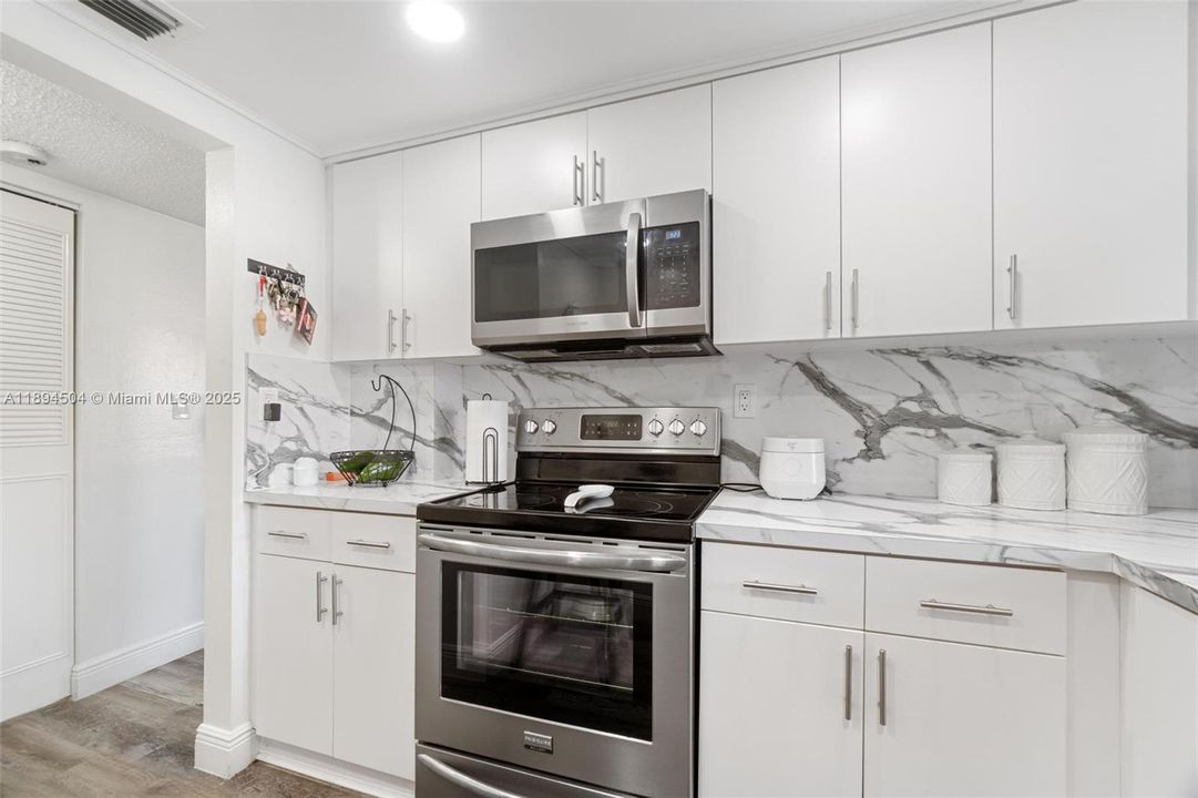 合同活跃: $219,999 (1 贝兹, 1 浴室, 776 平方英尺)