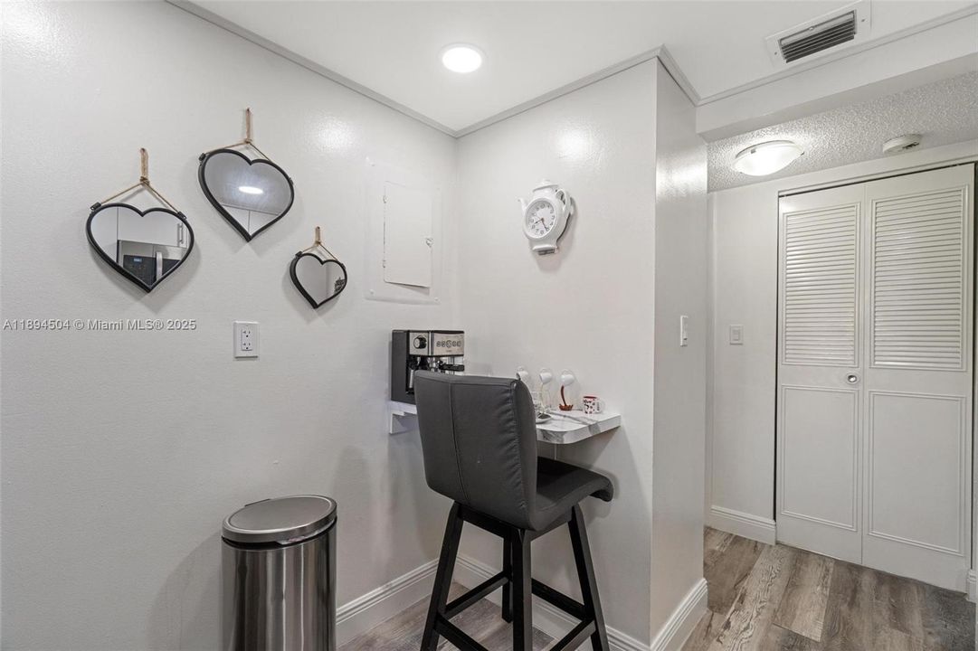 合同活跃: $219,999 (1 贝兹, 1 浴室, 776 平方英尺)