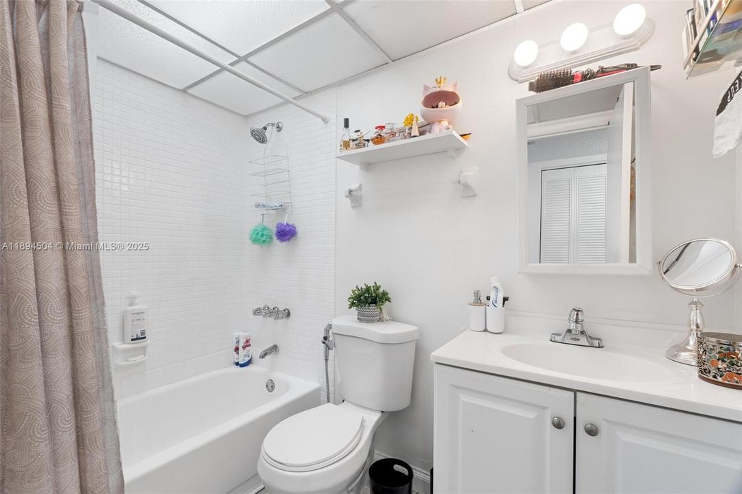 合同活跃: $219,999 (1 贝兹, 1 浴室, 776 平方英尺)