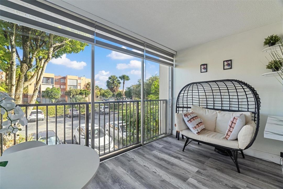 合同活跃: $219,999 (1 贝兹, 1 浴室, 776 平方英尺)