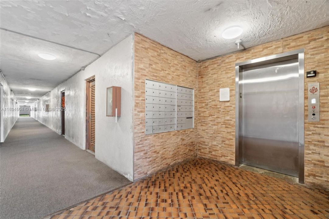 合同活跃: $219,999 (1 贝兹, 1 浴室, 776 平方英尺)