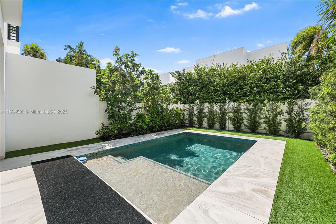 Active With Contract: $1,500,000 (3 beds, 3 baths, 2255 Square Feet)