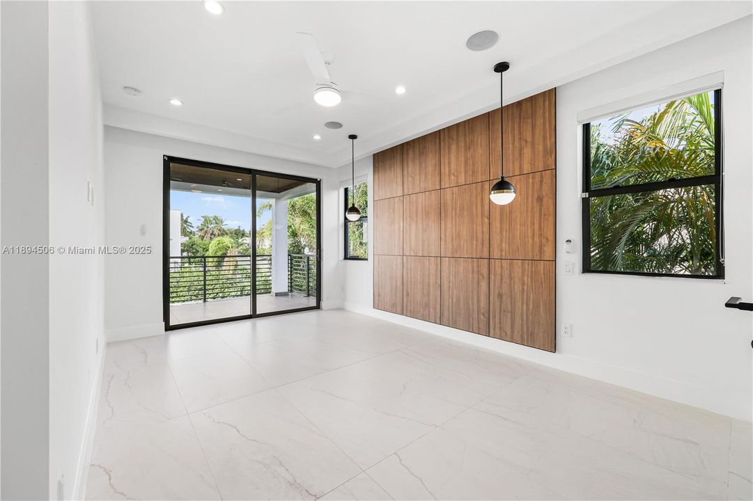 Active With Contract: $1,500,000 (3 beds, 3 baths, 2255 Square Feet)