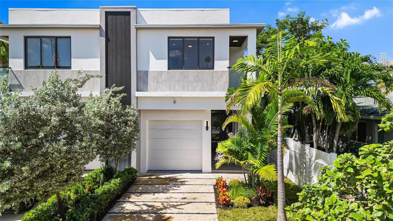 合同活跃: $7,850 (3 贝兹, 3 浴室, 2255 平方英尺)