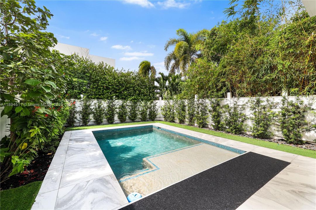 合同活跃: $7,850 (3 贝兹, 3 浴室, 2255 平方英尺)