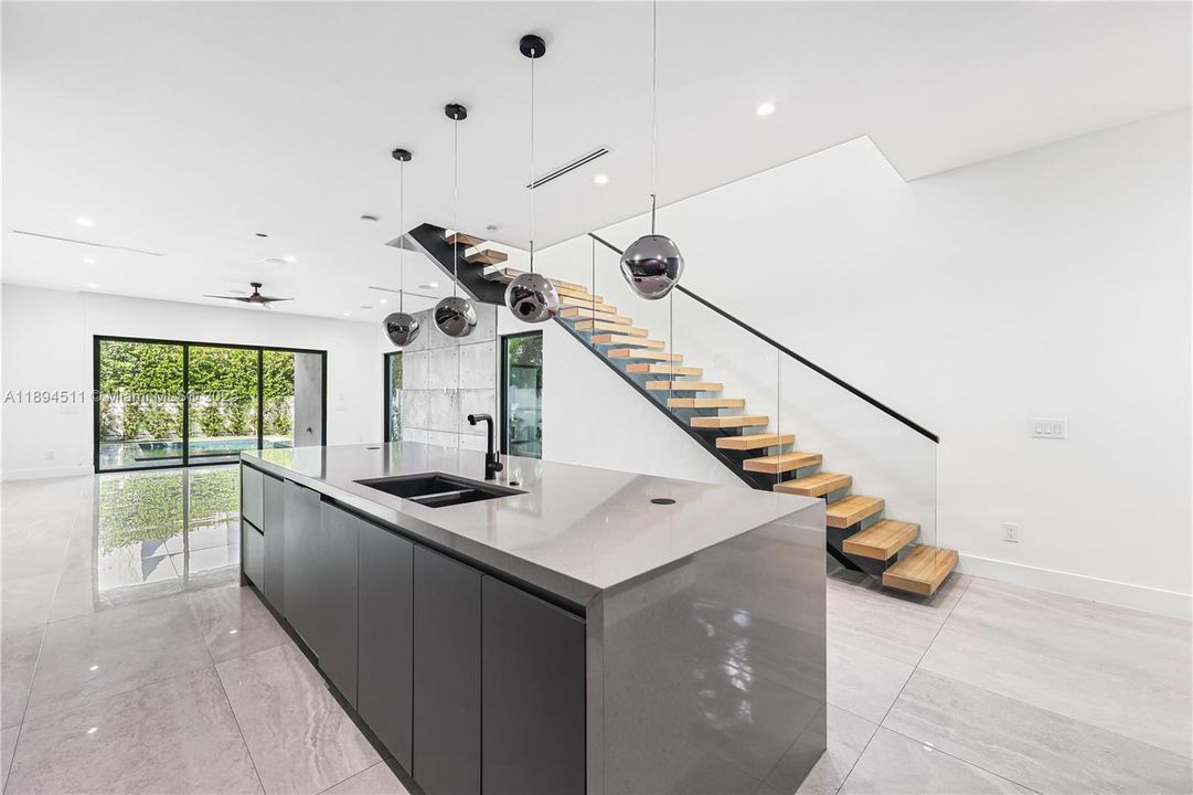 合同活跃: $7,850 (3 贝兹, 3 浴室, 2255 平方英尺)