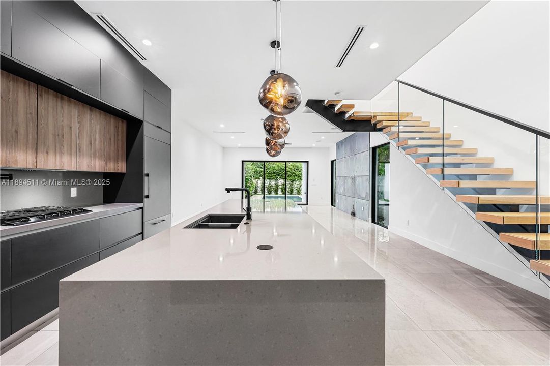 合同活跃: $7,850 (3 贝兹, 3 浴室, 2255 平方英尺)