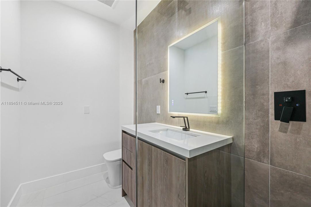 合同活跃: $7,850 (3 贝兹, 3 浴室, 2255 平方英尺)