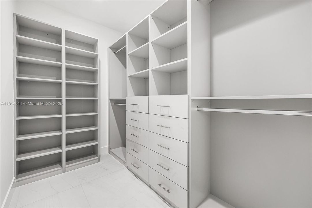 合同活跃: $7,850 (3 贝兹, 3 浴室, 2255 平方英尺)