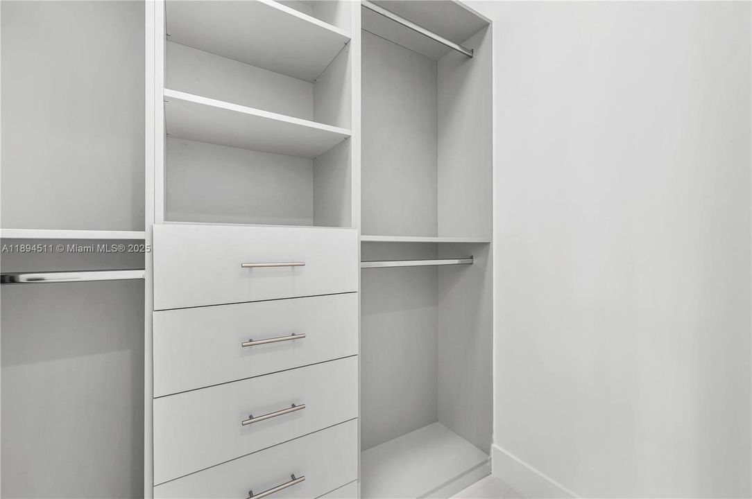 合同活跃: $7,850 (3 贝兹, 3 浴室, 2255 平方英尺)