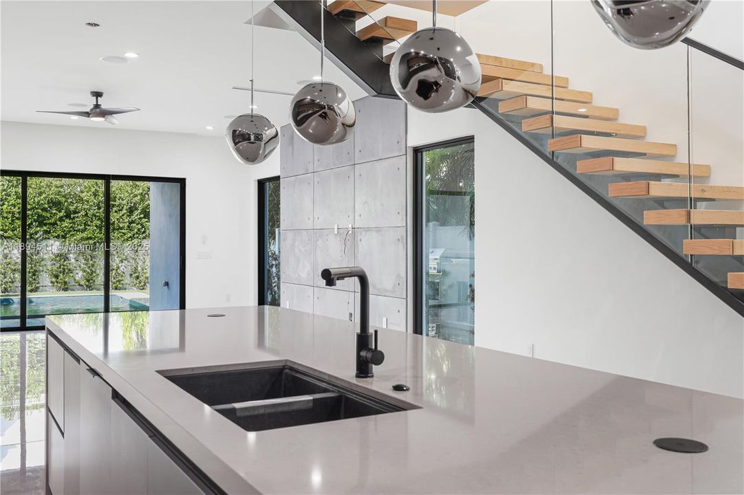 合同活跃: $7,850 (3 贝兹, 3 浴室, 2255 平方英尺)