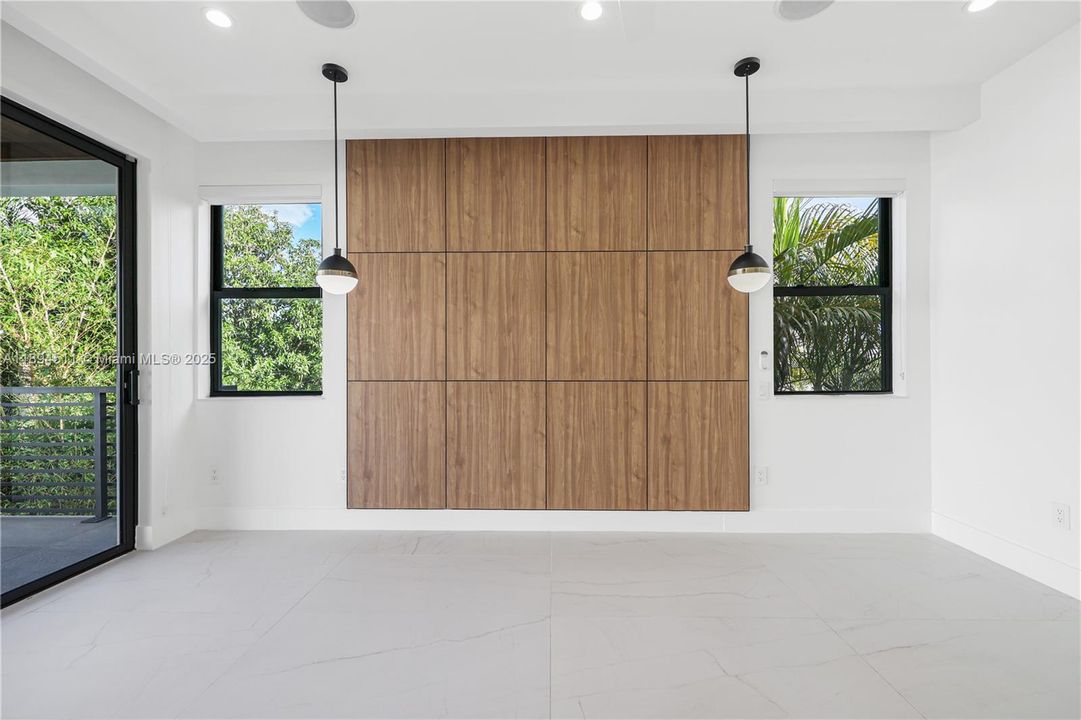 合同活跃: $7,850 (3 贝兹, 3 浴室, 2255 平方英尺)