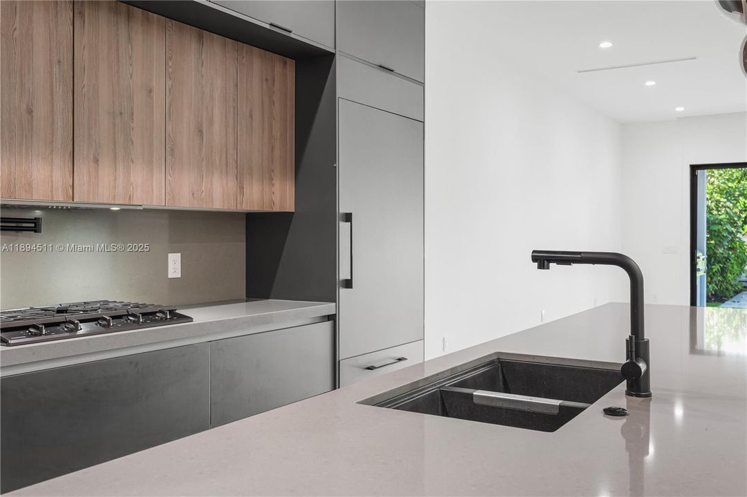 合同活跃: $7,850 (3 贝兹, 3 浴室, 2255 平方英尺)