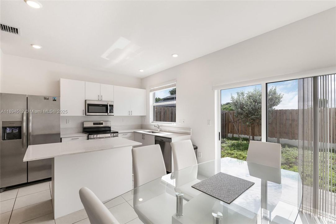 For Sale: $475,000 (3 beds, 3 baths, 1328 Square Feet)