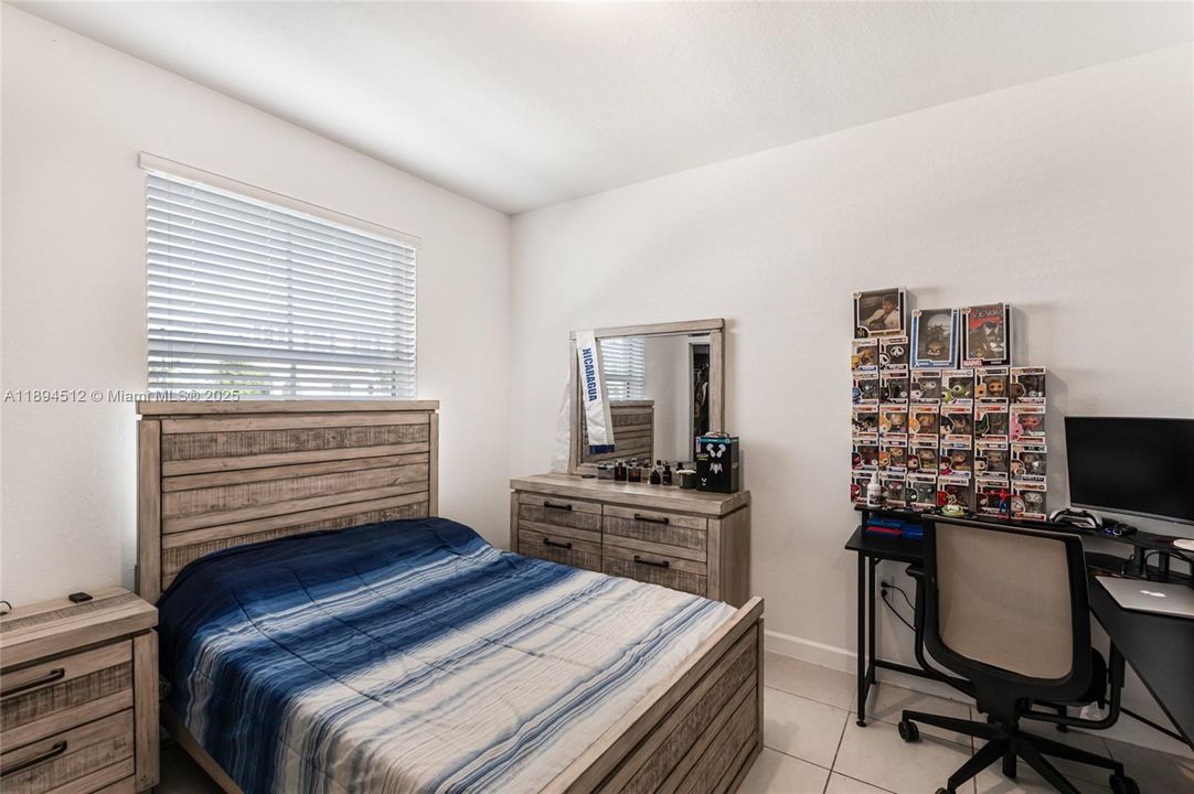 For Sale: $475,000 (3 beds, 3 baths, 1328 Square Feet)