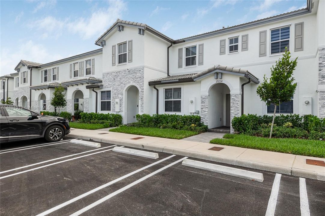 For Sale: $475,000 (3 beds, 3 baths, 1328 Square Feet)