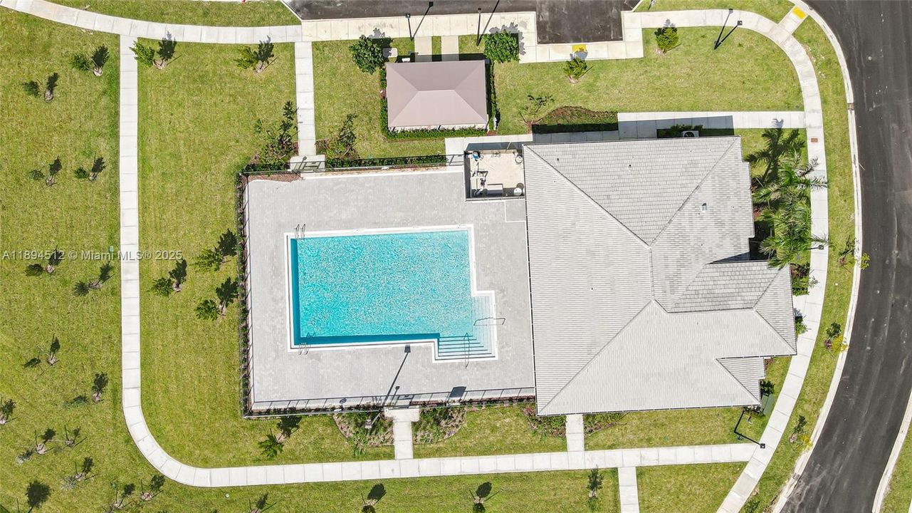 For Sale: $475,000 (3 beds, 3 baths, 1328 Square Feet)