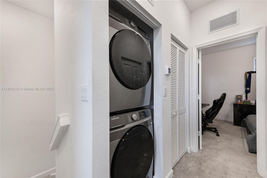 For Sale: $475,000 (3 beds, 3 baths, 1328 Square Feet)