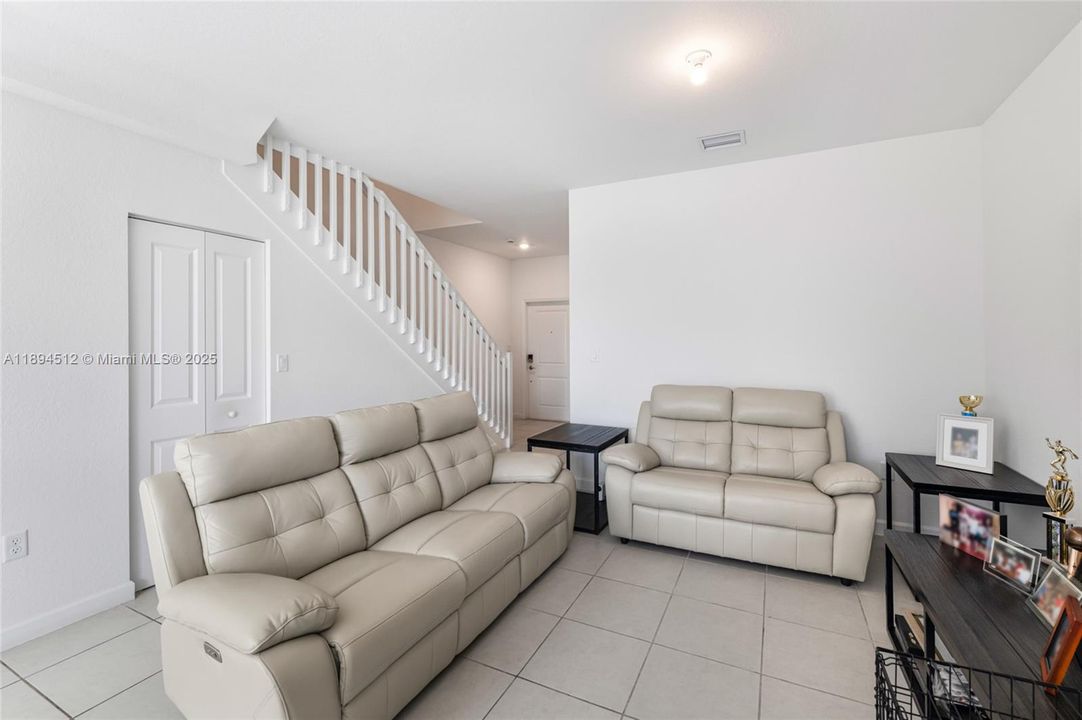 For Sale: $475,000 (3 beds, 3 baths, 1328 Square Feet)