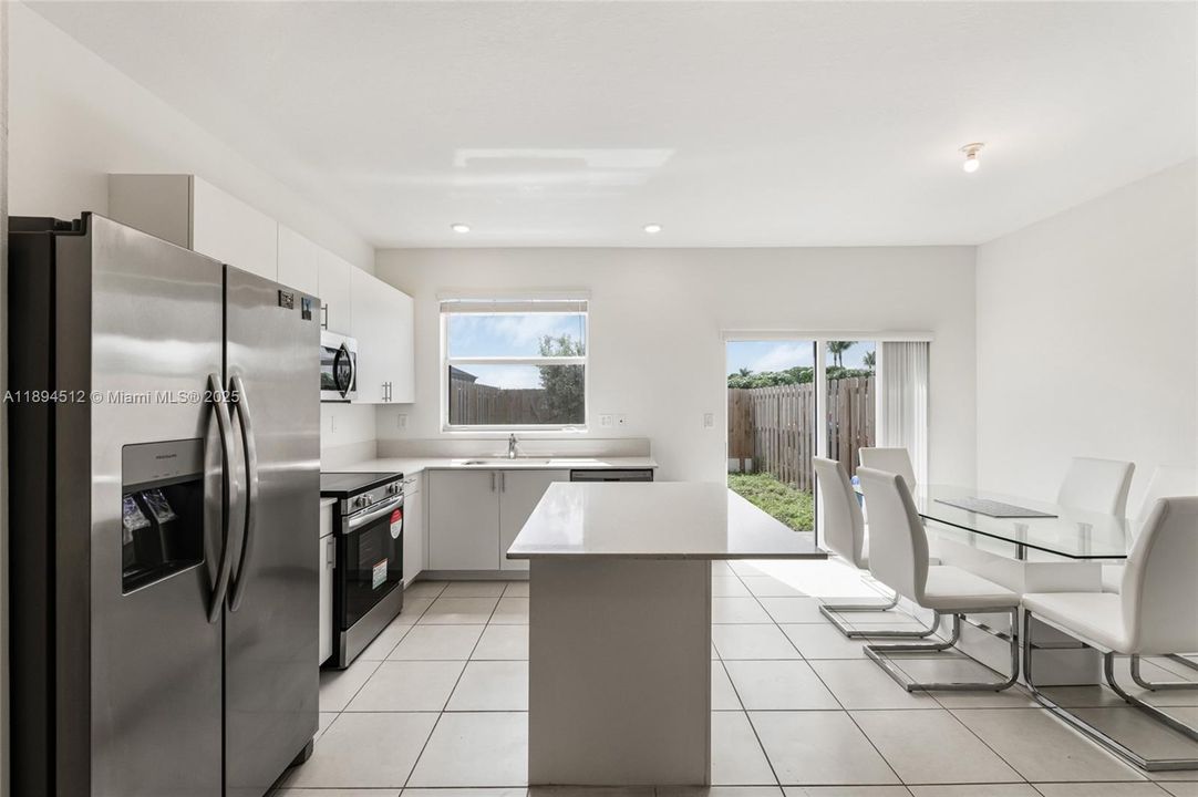 For Sale: $475,000 (3 beds, 3 baths, 1328 Square Feet)