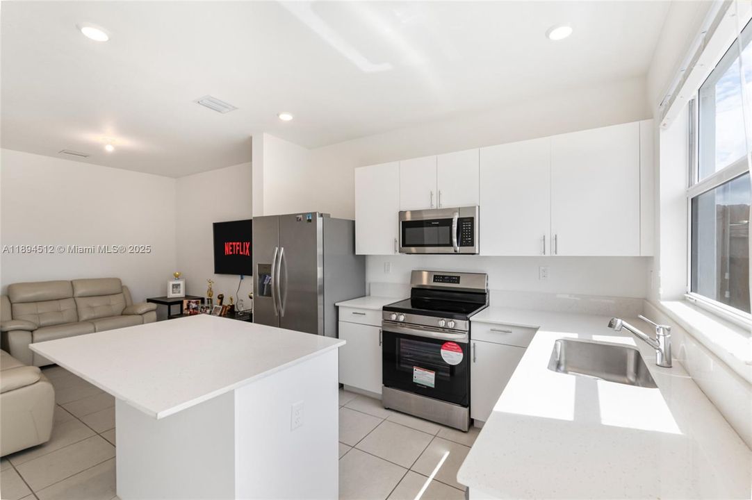 For Sale: $475,000 (3 beds, 3 baths, 1328 Square Feet)
