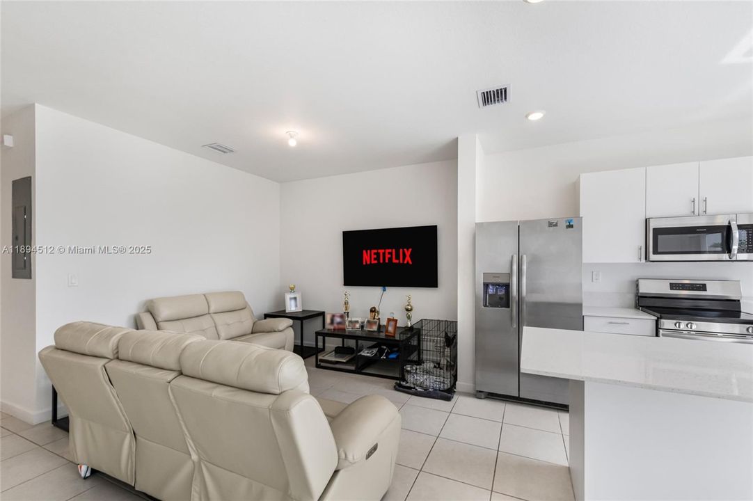 For Sale: $475,000 (3 beds, 3 baths, 1328 Square Feet)