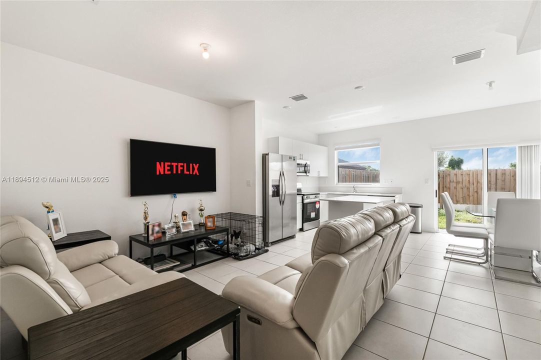 For Sale: $475,000 (3 beds, 3 baths, 1328 Square Feet)