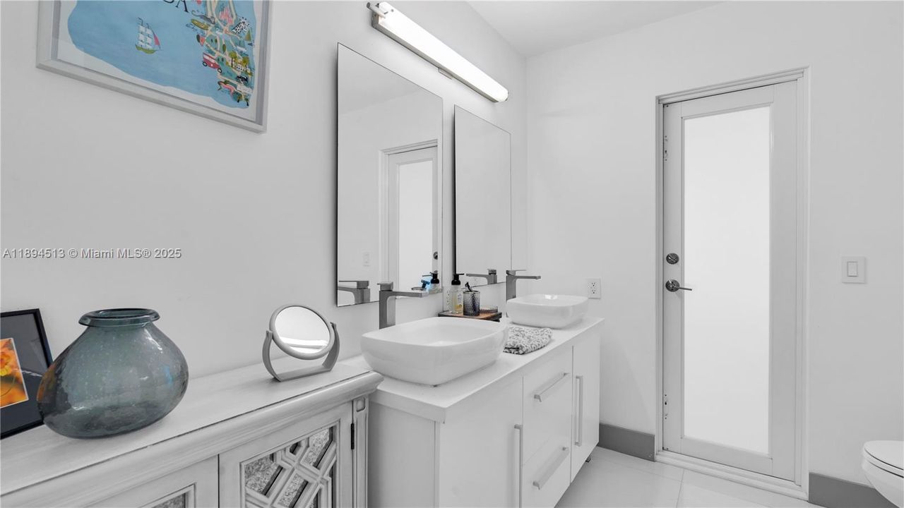 For Rent: $8,500 (3 beds, 2 baths, 1661 Square Feet)