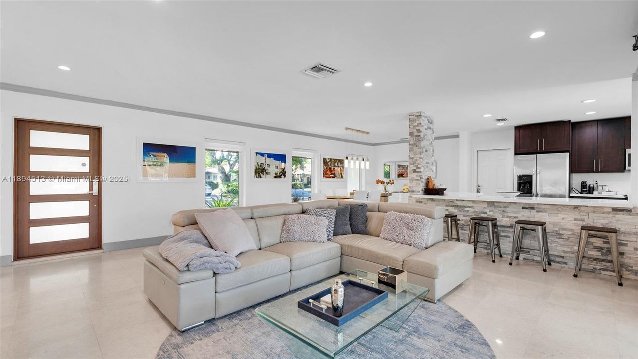 For Rent: $8,500 (3 beds, 2 baths, 1661 Square Feet)