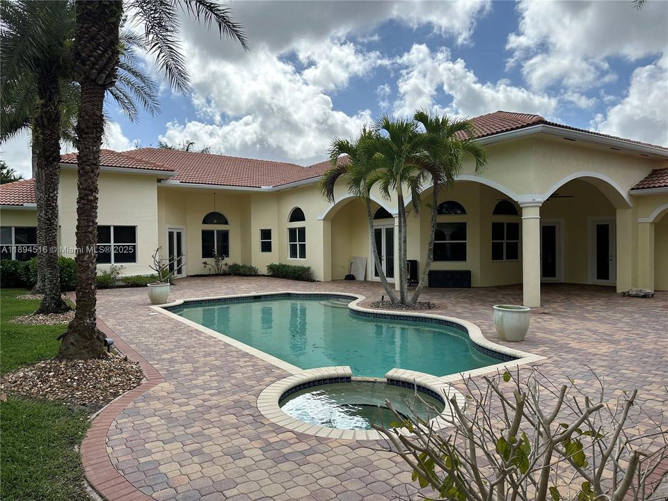 En Venta: $1,999,000 (5 camas, 5 baños, 4600 Pies cuadrados)