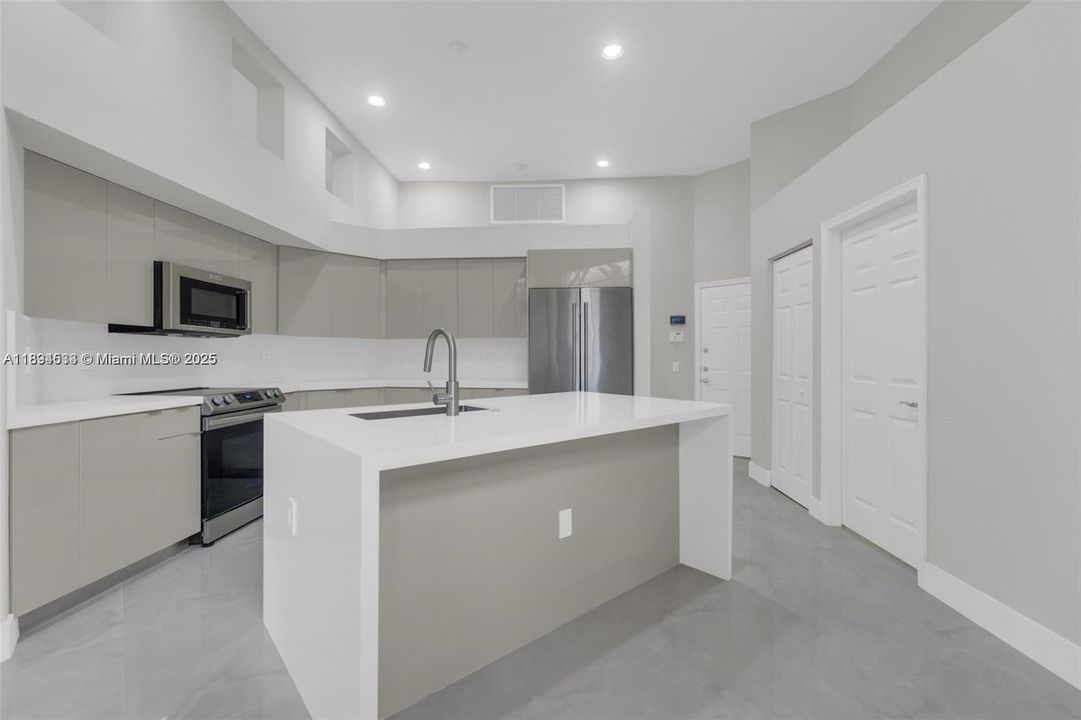 En Venta: $1,350,000 (3 camas, 3 baños, 2446 Pies cuadrados)