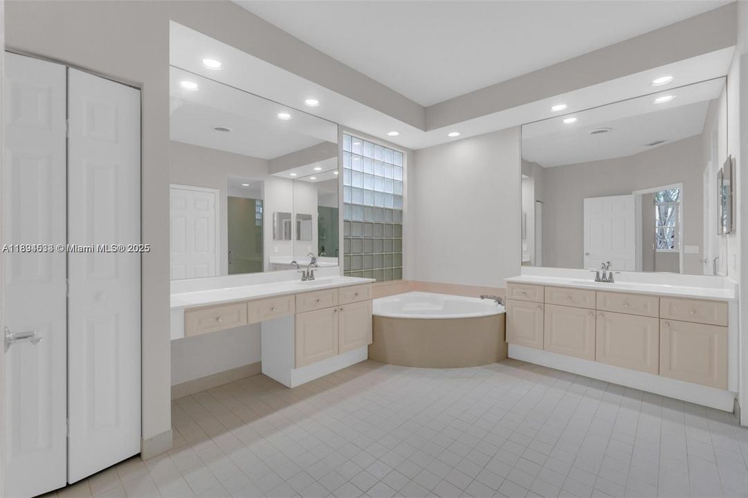 En Venta: $1,350,000 (3 camas, 3 baños, 2446 Pies cuadrados)