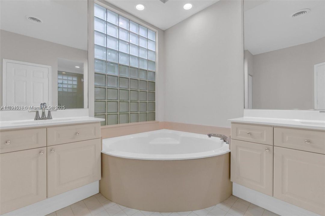 En Venta: $1,350,000 (3 camas, 3 baños, 2446 Pies cuadrados)