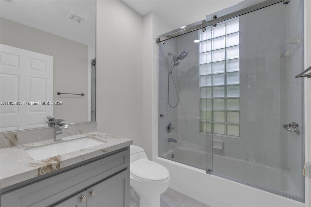 En Venta: $1,350,000 (3 camas, 3 baños, 2446 Pies cuadrados)