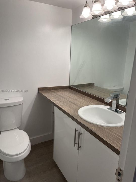 En Venta: $300,000 (2 camas, 2 baños, 1060 Pies cuadrados)