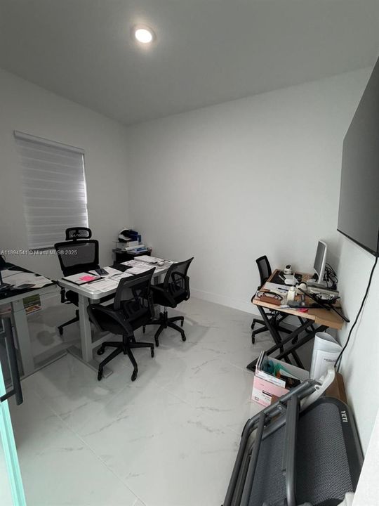 待售: $390,000 (4 贝兹, 2 浴室, 0 平方英尺)