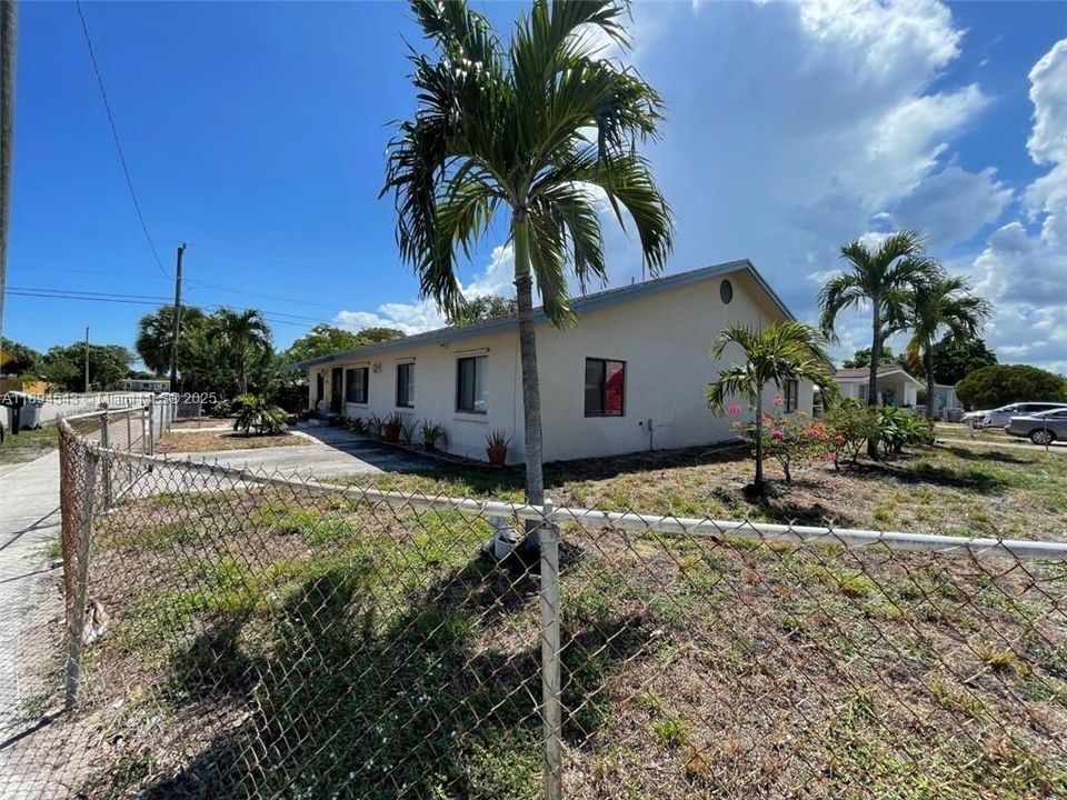 待售: $609,000 (9 贝兹, 3 浴室, 2784 平方英尺)