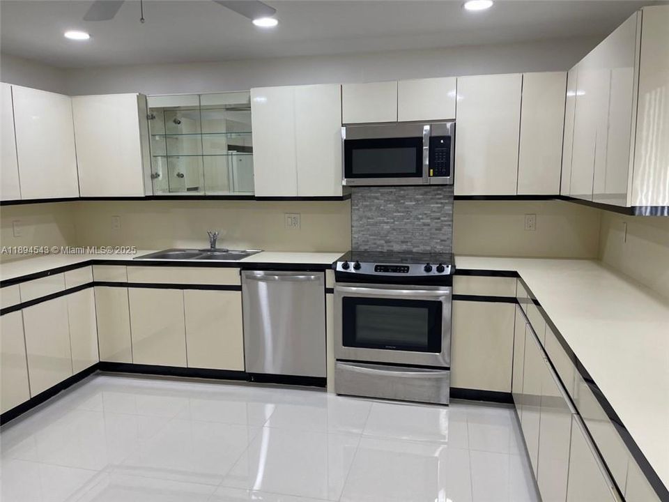 待售: $609,000 (9 贝兹, 3 浴室, 2784 平方英尺)