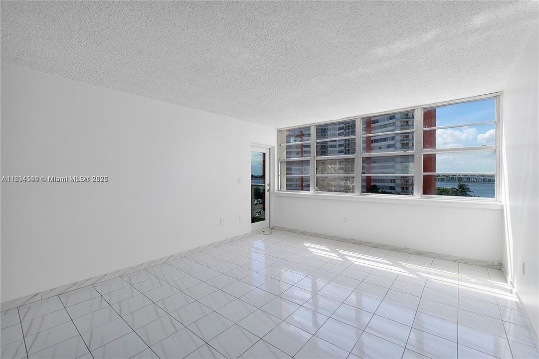 最近租的: $1,800 (1 贝兹, 2 浴室, 861 平方英尺)