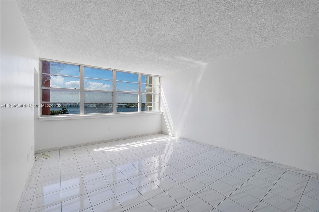 最近租的: $1,800 (1 贝兹, 2 浴室, 861 平方英尺)